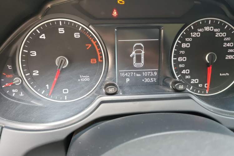 Used Audi Q5 2013 40 TFSI Technology Edition Odometer Close Up