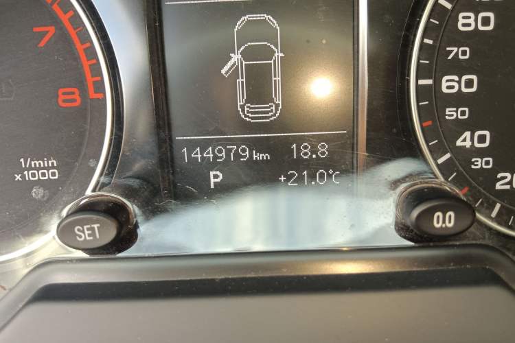 Used Audi Q5 2013 40 TFSI Technology Edition Odometer Close Up