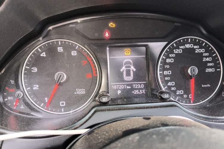 Used Audi Q5 2013 40 TFSI Technology Edition Odometer Close Up