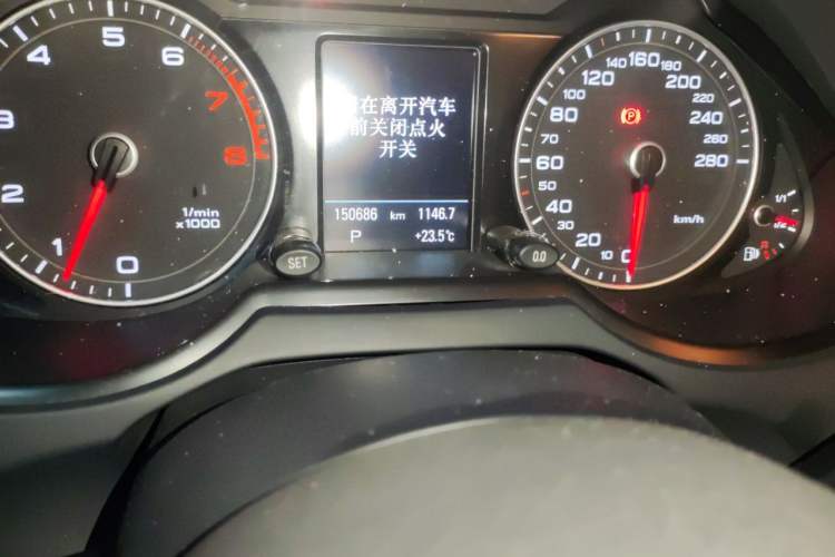 Used Audi Q5 2013 40 TFSI Comfort Edition Odometer Close Up
