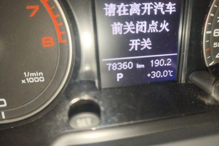 Used Audi Q5 2013 40 TFSI Comfort Edition Odometer Close Up