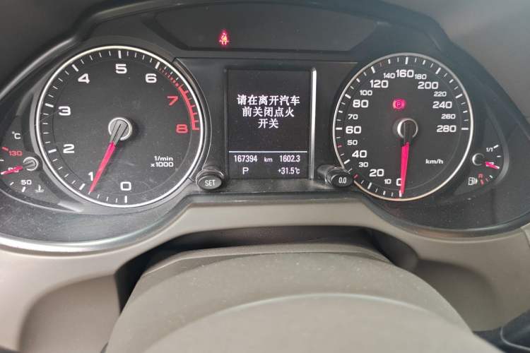 Used Audi Q5 2013 40 TFSI Comfort Edition Odometer Close Up