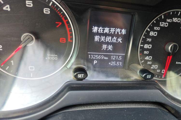 Used Audi Q5 2013 40 TFSI Technology Edition Odometer Close Up
