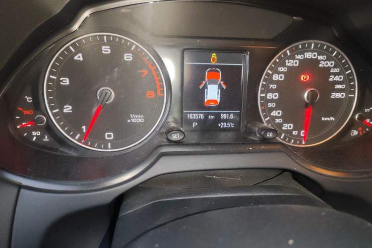 Used Audi Q5 2013 40 TFSI Comfort Edition Odometer Close Up