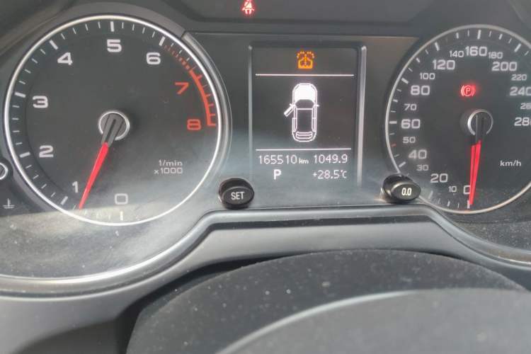 Used Audi Q5 2013 40 TFSI Ambition Odometer Close Up