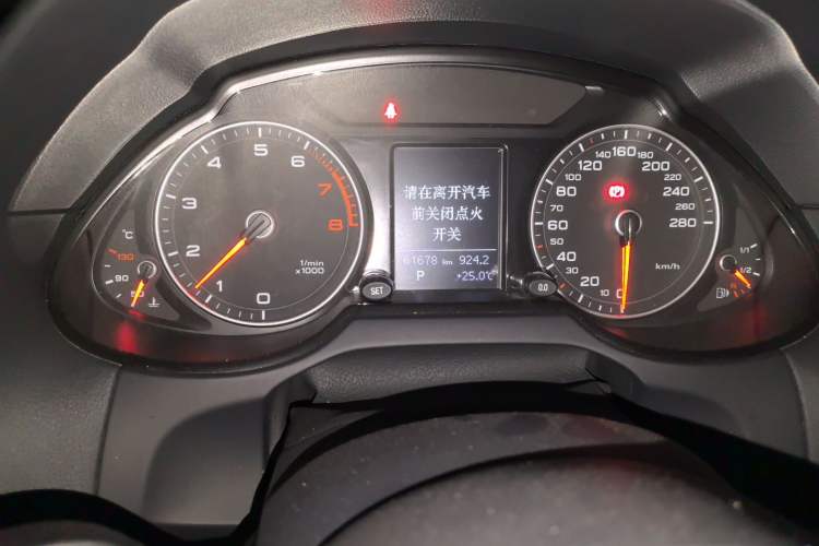 Used Audi Q5 2013 40 TFSI Technology Edition Odometer Close Up