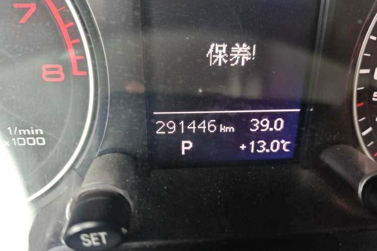 Used Audi Q5 2013 40 TFSI Technology Edition Odometer Close Up