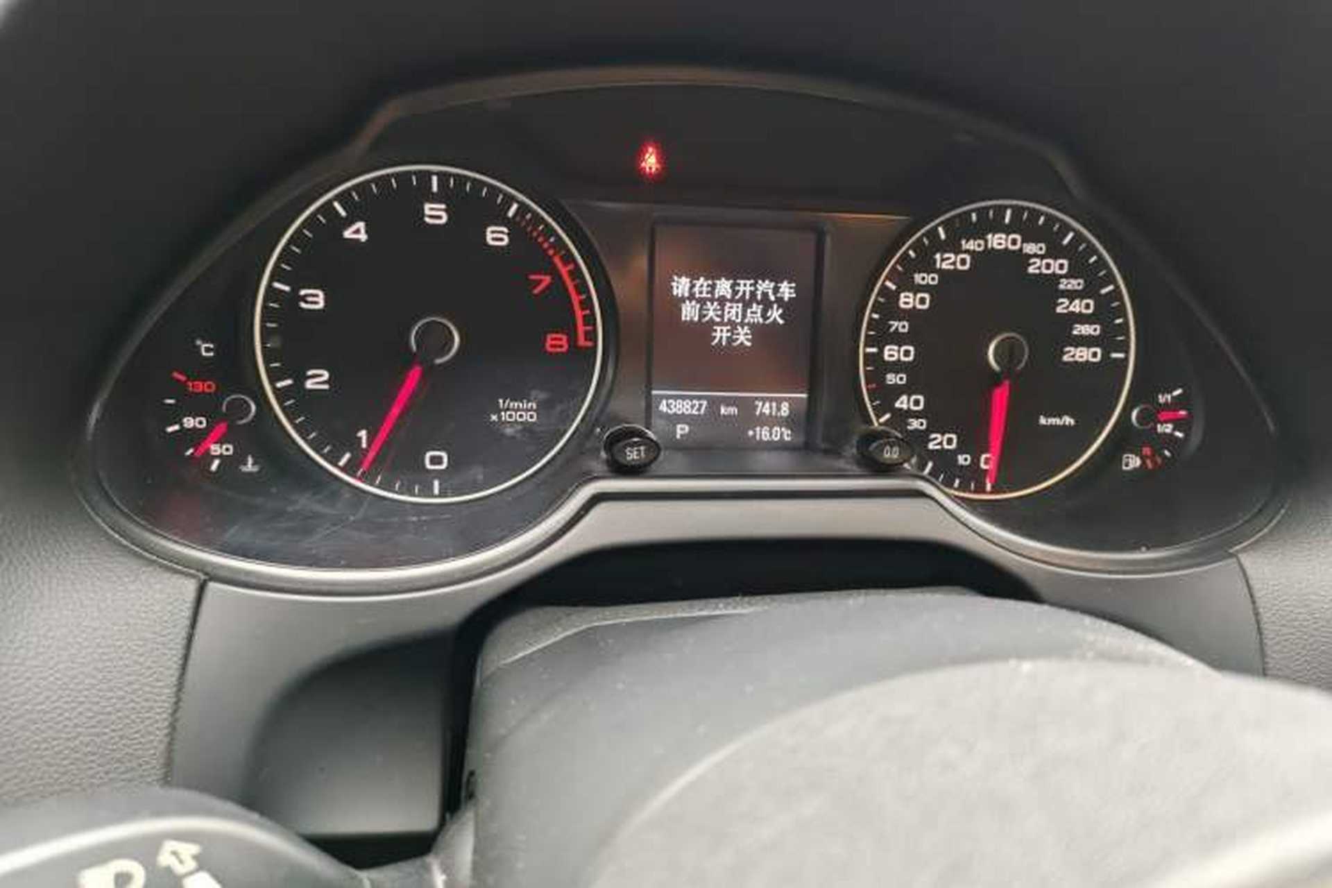 Used Audi Q5 2013 40 TFSI Comfort Edition Odometer Close Up