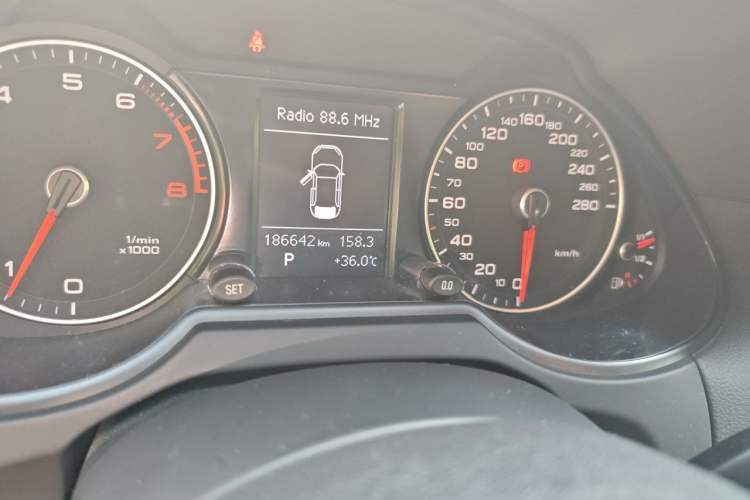 Used Audi Q5 2013 40 TFSI Technology Edition Odometer Close Up