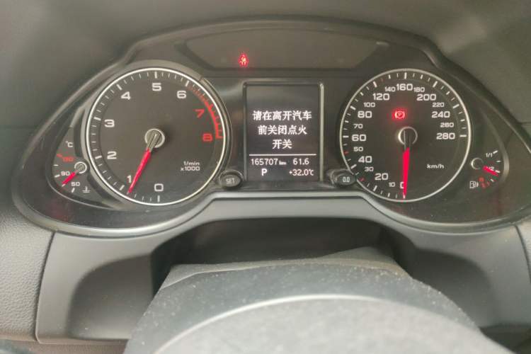 Used Audi Q5 2013 40 TFSI Technology Edition Odometer Close Up