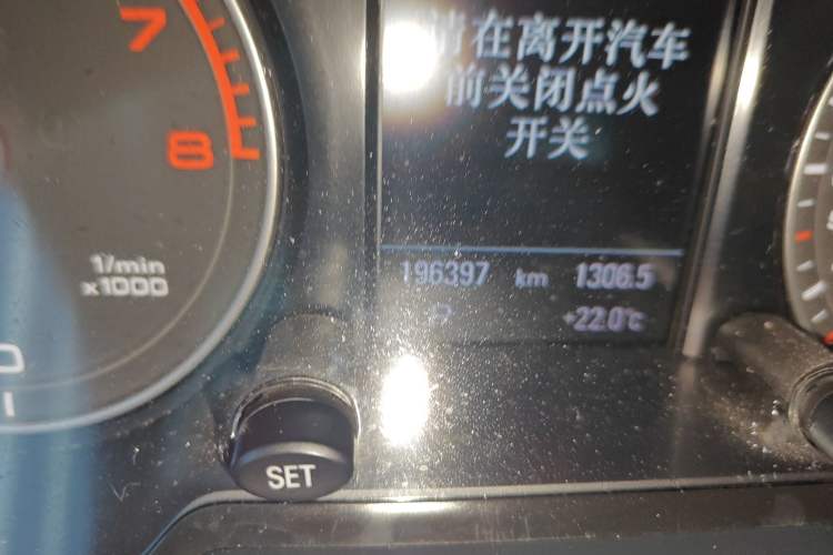 Used Audi Q5 2013 40 TFSI Comfort Edition Odometer Close Up