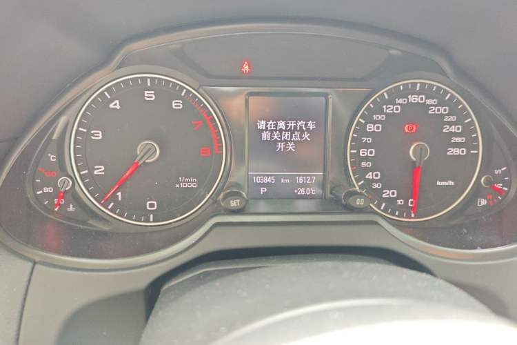 Used Audi Q5 2013 40 TFSI Comfort Edition Odometer Close Up