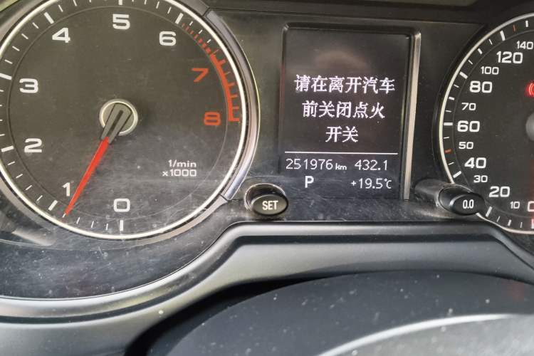 Used Audi Q5 2013 40 TFSI Ambition Odometer Close Up