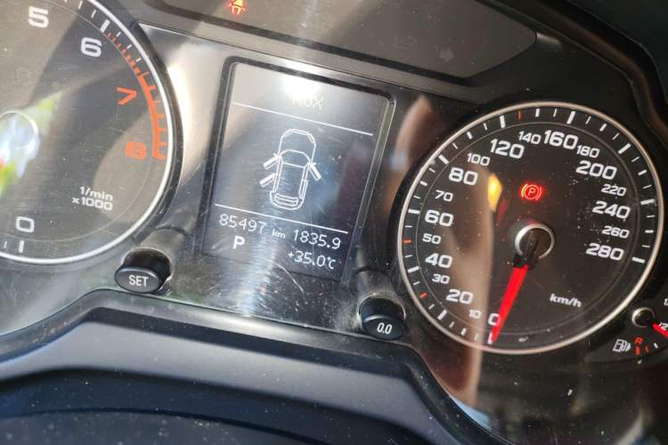 Used Audi Q5 2013 40 TFSI Technology Edition Odometer Close Up