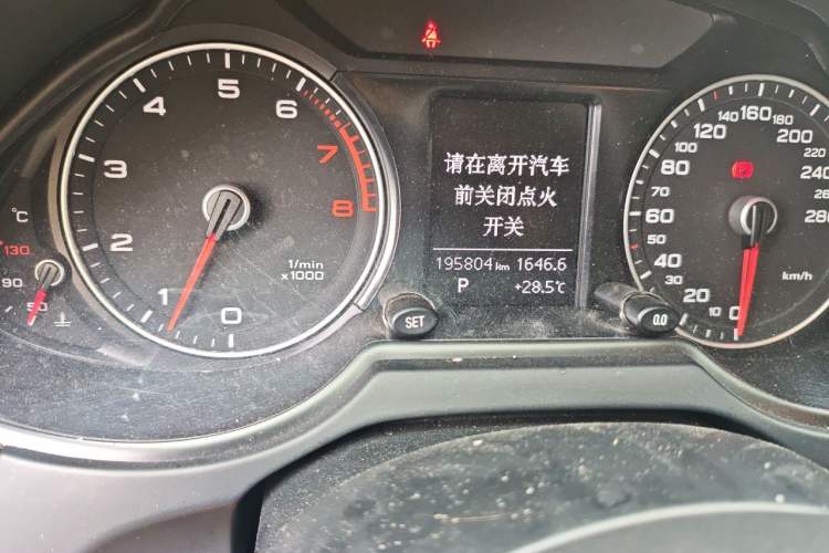 Used Audi Q5 2013 40 TFSI Ambition Odometer Close Up