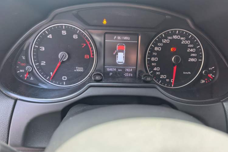 Used Audi Q5 2013 45 TFSI quattro Sport Edition Odometer Close Up
