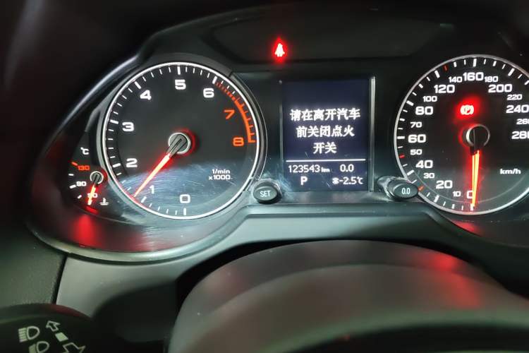 Used Audi Q5 2013 40 TFSI Technology Edition Odometer Close Up