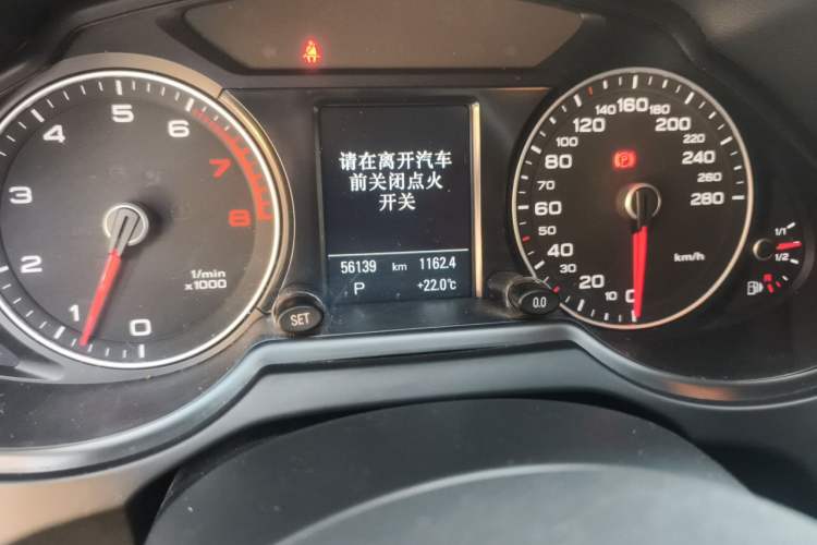 Used Audi Q5 2013 40 TFSI Comfort Edition Odometer Close Up