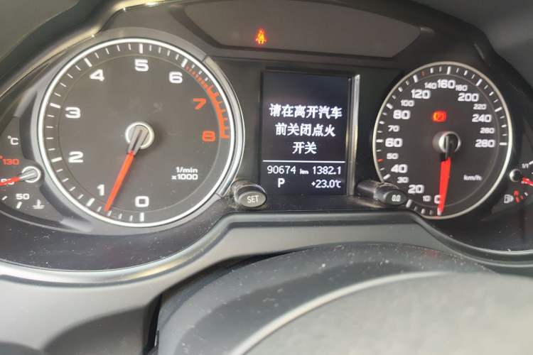 Used Audi Q5 2013 40 TFSI Ambition Odometer Close Up