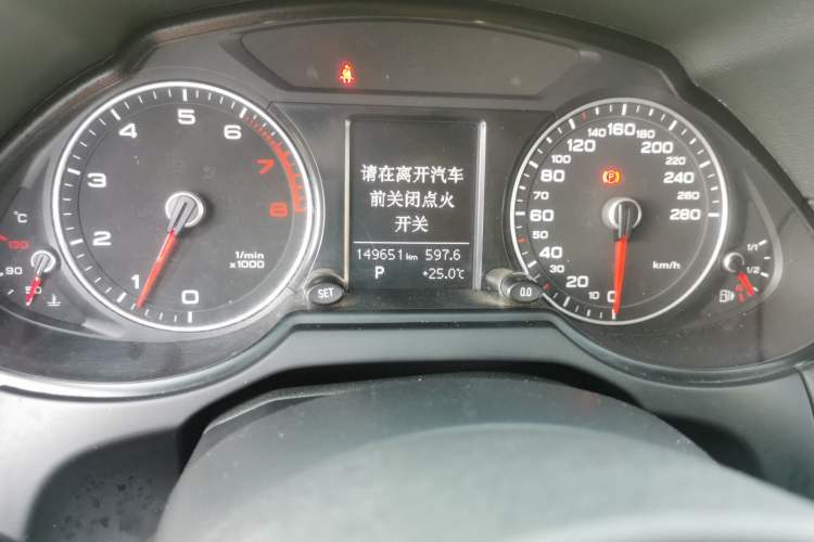 Used Audi Q5 2013 40 TFSI Ambition Odometer Close Up
