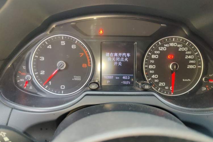 Used Audi Q5 2013 40 TFSI Comfort Edition Odometer Close Up