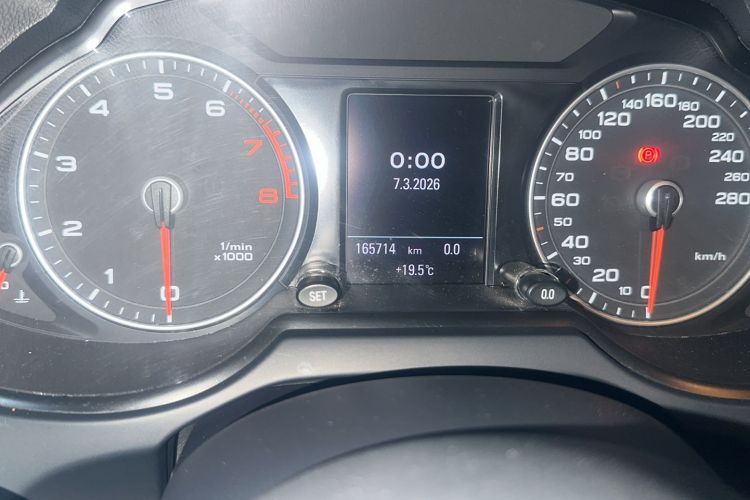 Used Audi Q5 2013 40 TFSI Comfort Edition Odometer Close Up