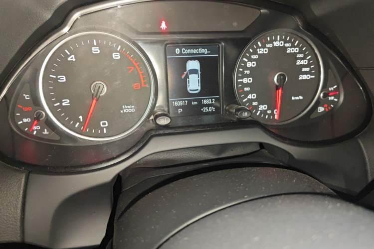 Used Audi Q5 2013 45 TFSI quattro off-road version Odometer Close Up