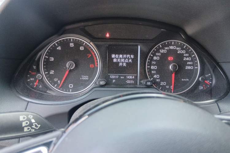 Used Audi Q5 2013 40 TFSI Comfort Edition Odometer Close Up