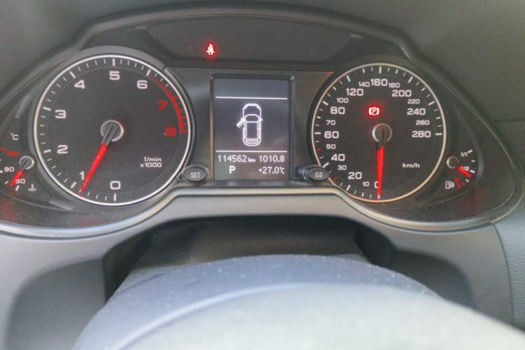 Used Audi Q5 2013 40 TFSI Ambition Odometer Close Up