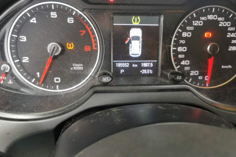 Used Audi Q5 2013 40 TFSI Comfort Edition Odometer Close Up