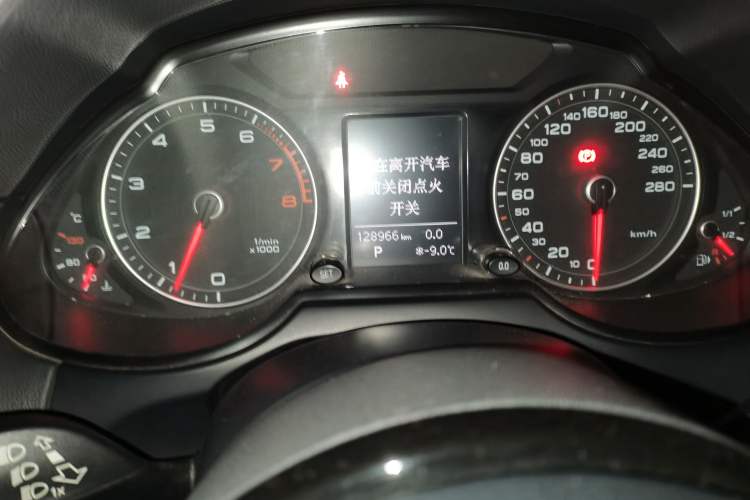 Used Audi Q5 2013 40 TFSI Ambition Odometer Close Up