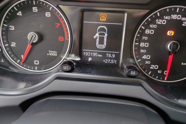 Used Audi Q5 2013 40 TFSI Technology Edition Odometer Close Up