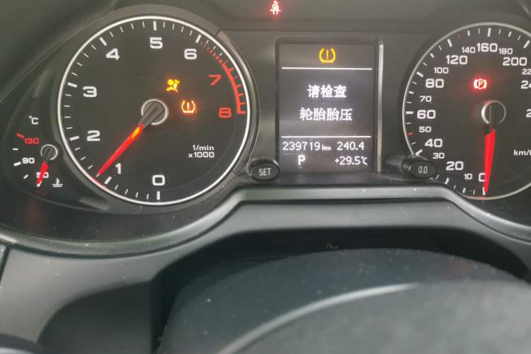 Used Audi Q5 2013 40 TFSI Technology Edition Odometer Close Up