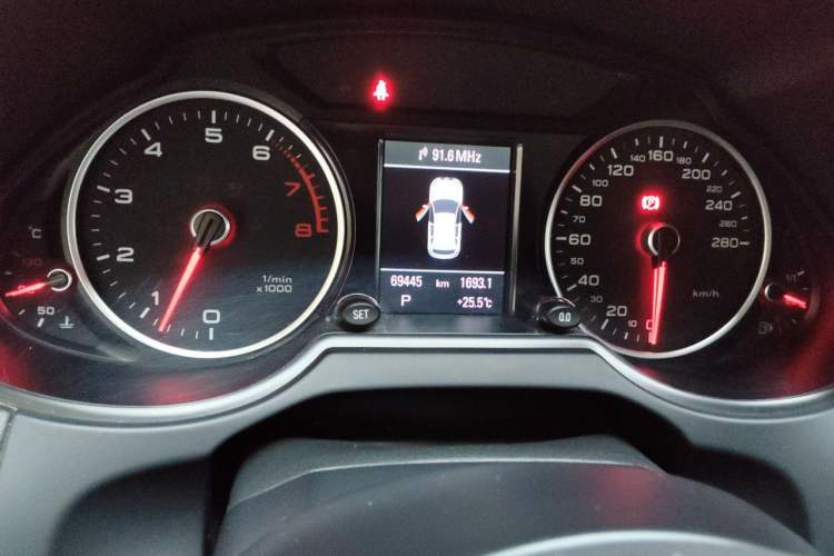 Used Audi Q5 2013 40 TFSI Luxury Model Odometer Close Up