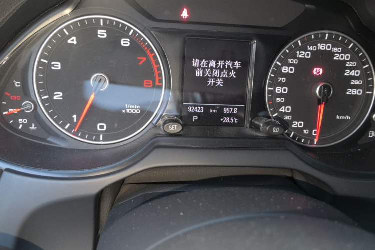 Used Audi Q5 2013 40 TFSI Comfort Edition Odometer Close Up