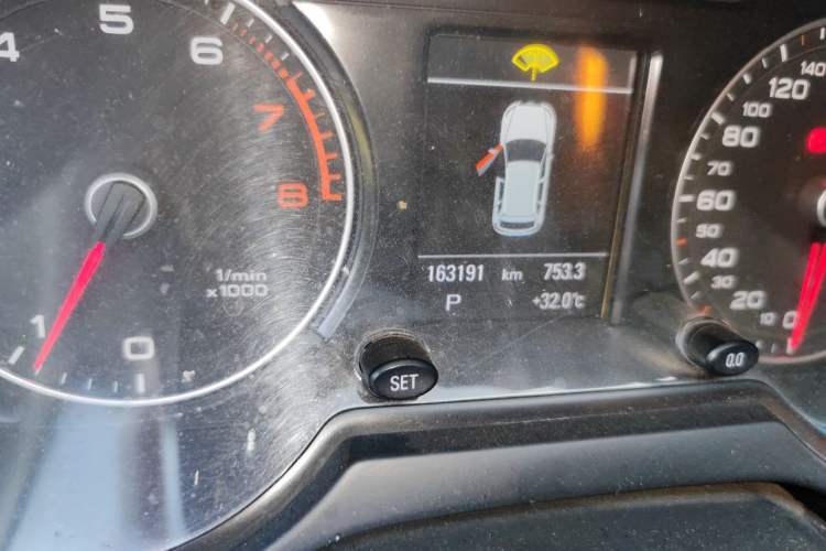 Used Audi Q5 2013 40 TFSI Comfort Edition Odometer Close Up