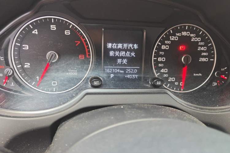 Used Audi Q5 2013 40 TFSI Technology Edition Odometer Close Up