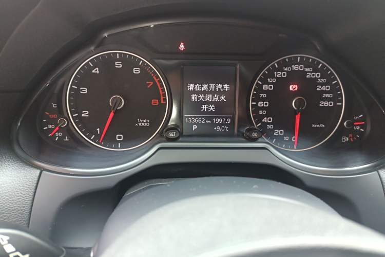 Used Audi Q5 2013 40 TFSI Technology Edition Odometer Close Up