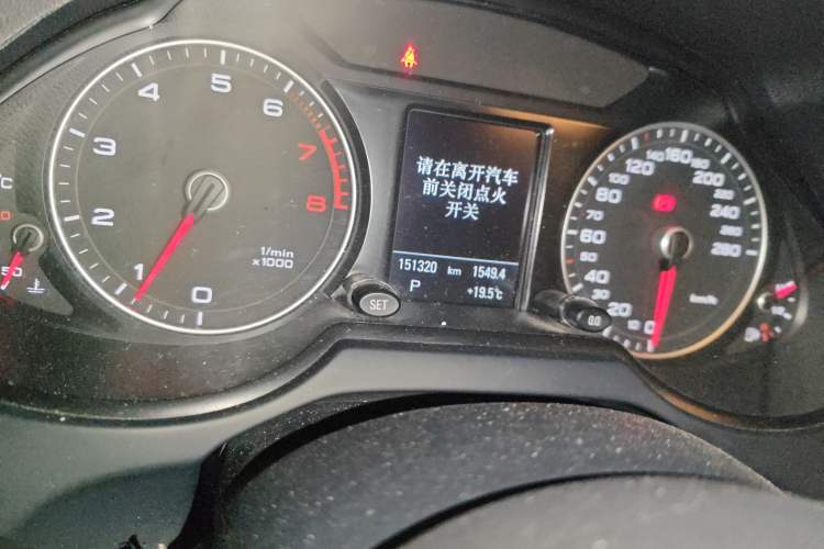 Used Audi Q5 2013 40 TFSI Comfort Edition Odometer Close Up