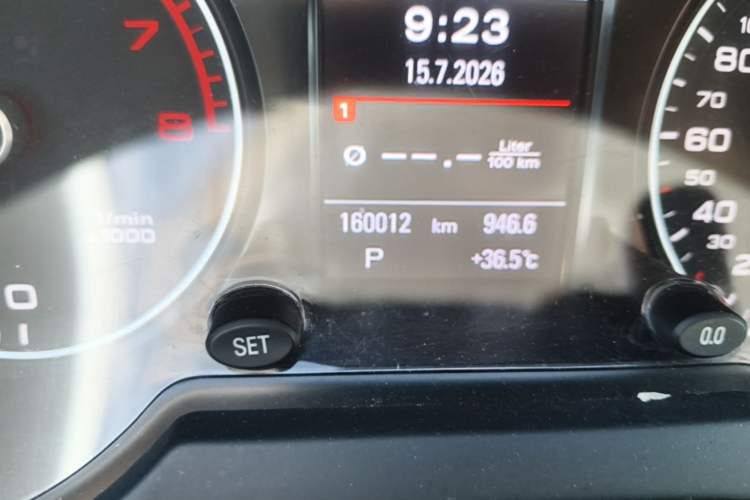 Used Audi Q5 2013 40 TFSI Comfort Edition Odometer Close Up