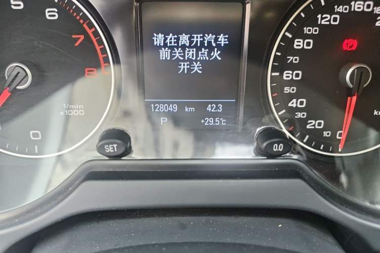 Used Audi Q5 2013 40 TFSI Comfort Edition Odometer Close Up