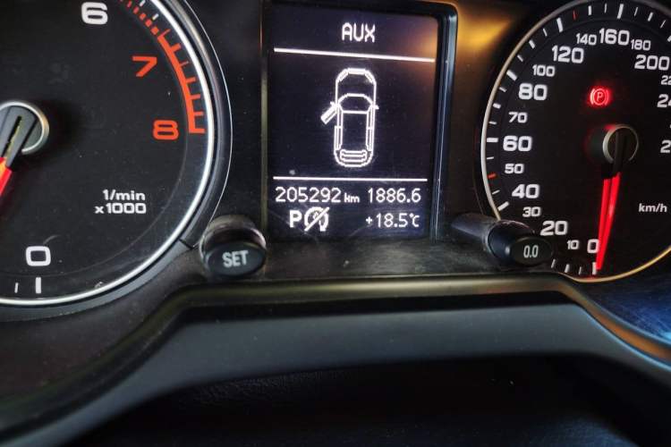 Used Audi Q5 2013 40 TFSI Ambition Odometer Close Up