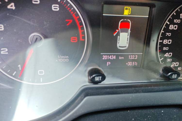 Used Audi Q5 2013 40 TFSI Comfort Edition Odometer Close Up