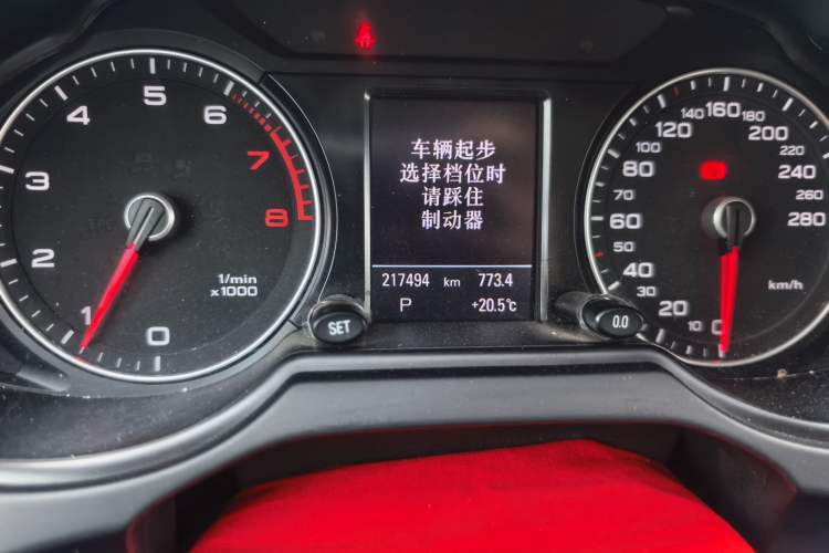 Used Audi Q5 2013 40 TFSI Comfort Edition Odometer Close Up