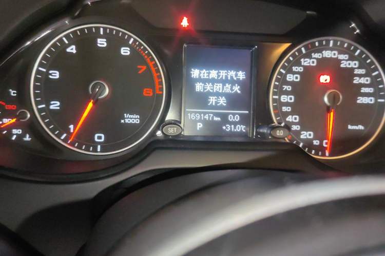 Used Audi Q5 2013 40 TFSI Technology Edition Odometer Close Up