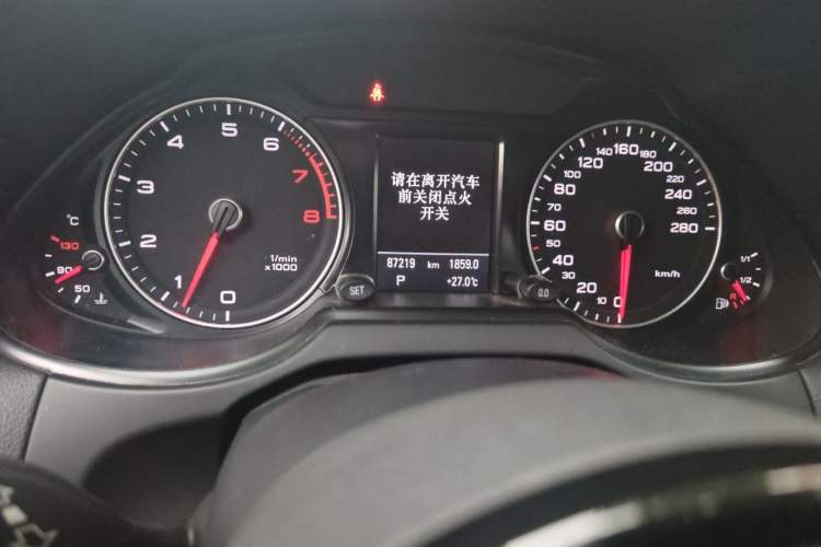 Used Audi Q5 2013 40 TFSI Ambition Odometer Close Up