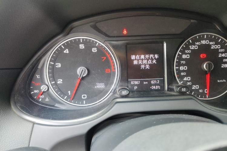 Used Audi Q5 2013 40 TFSI Comfort Edition Odometer Close Up