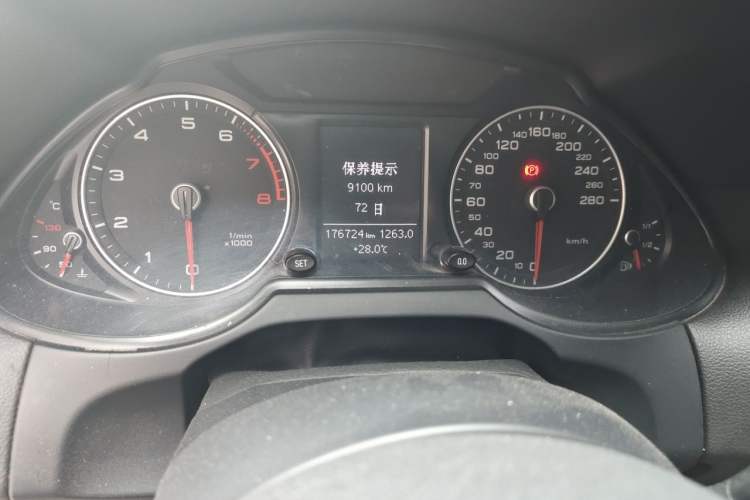 Used Audi Q5 2013 40 TFSI Technology Edition Odometer Close Up