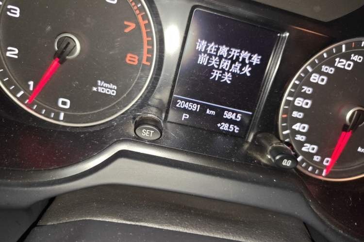 Used Audi Q5 2013 40 TFSI Comfort Edition Odometer Close Up