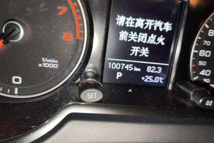 Used Audi Q5 2013 40 TFSI Technology Edition Odometer Close Up